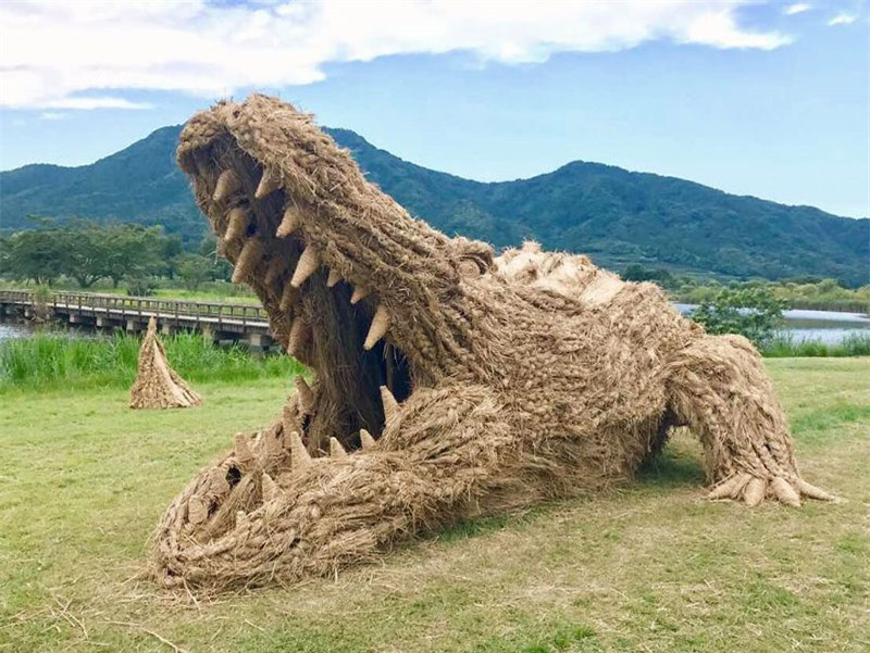 Chiêm ngưỡng những quái thú tuyệt đẹp làm từ rơm rạ ảnh 2