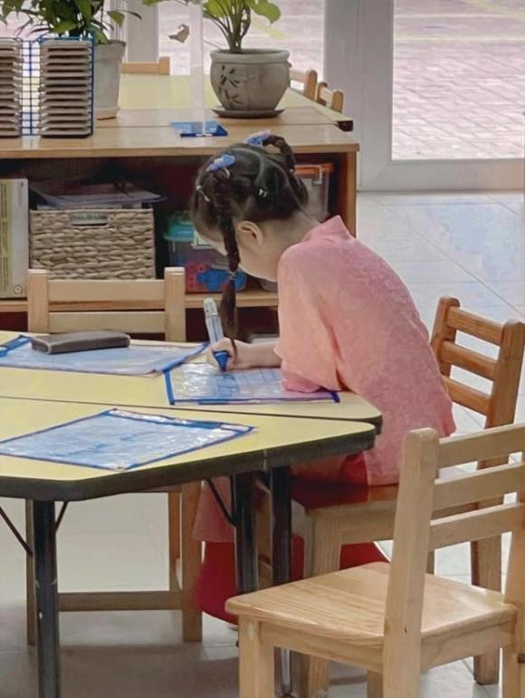 Con gai Dang Thu Thao thua huong doi mat to tron va sang