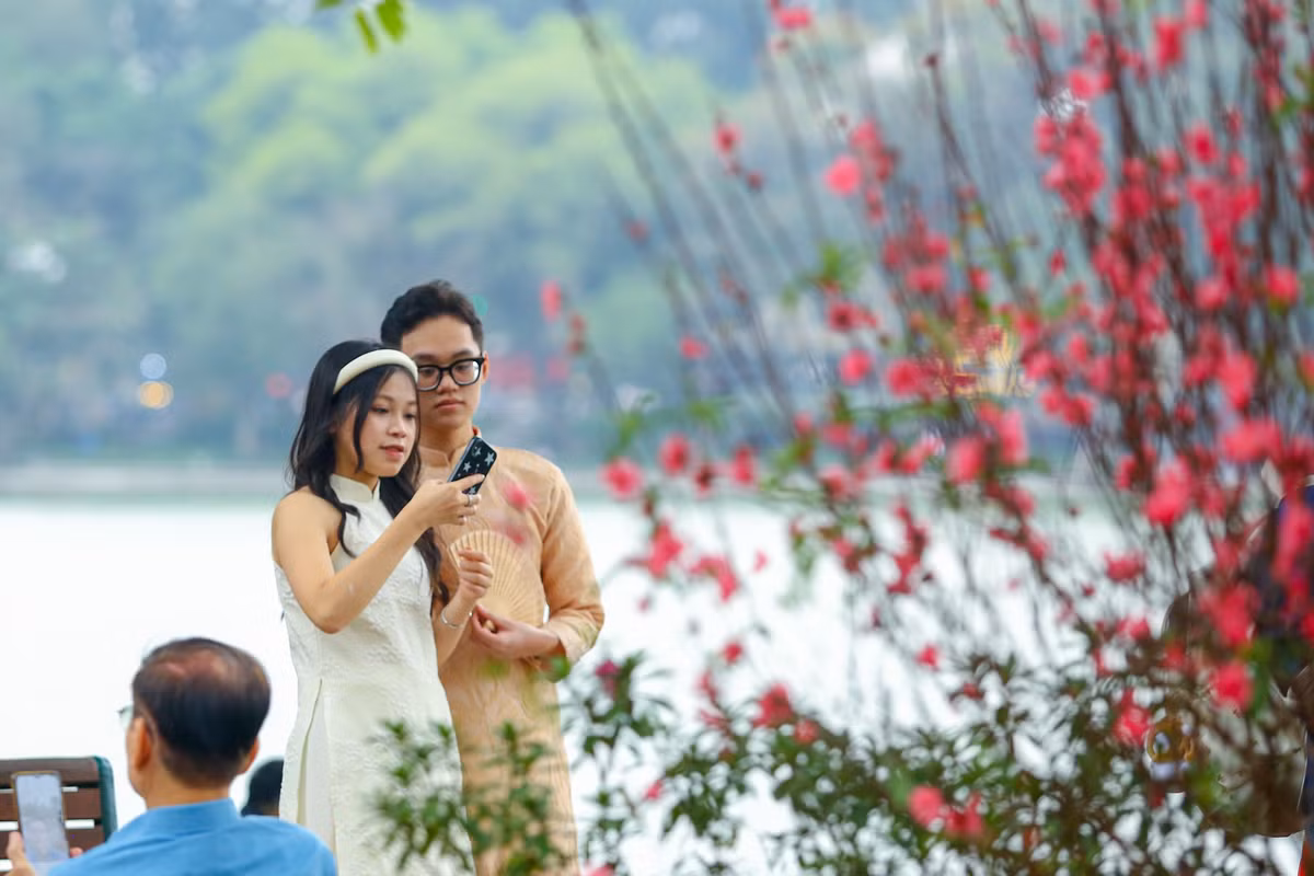 Ho Hoan Kiem ruc ro sac hoa xuan-Hinh-17