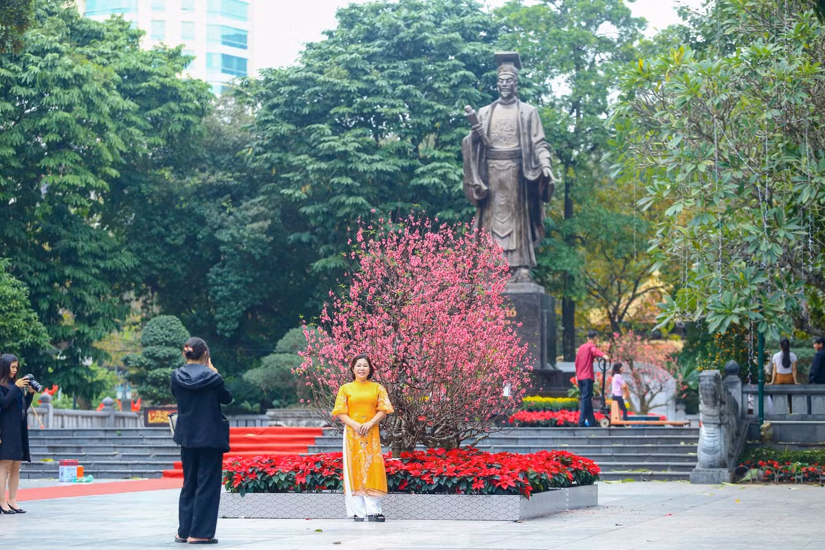 Ho Hoan Kiem ruc ro sac hoa xuan-Hinh-29