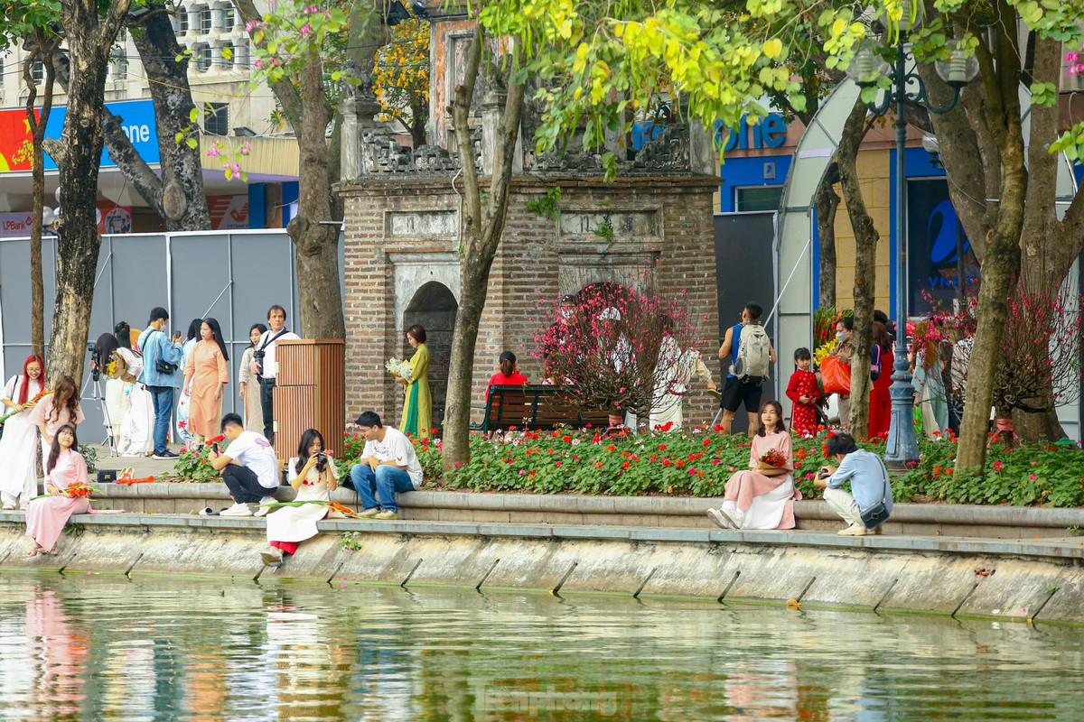 Ho Hoan Kiem ruc ro sac hoa xuan-Hinh-19