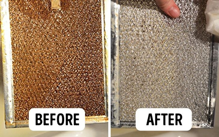 5. Loại bỏ bụi bẩn trên máy hút mùi: Làm ướt bộ lọc của máy hút mùi nhà bếp bằng nước từ bình xịt, sau đó chà chúng bằng bàn chải đánh răng nhúng thuốc tẩy. Để trong 10 phút và rửa sạch dưới vòi nước. Như vậy là xong. Chú ý: Luôn đeo găng tay bảo vệ.