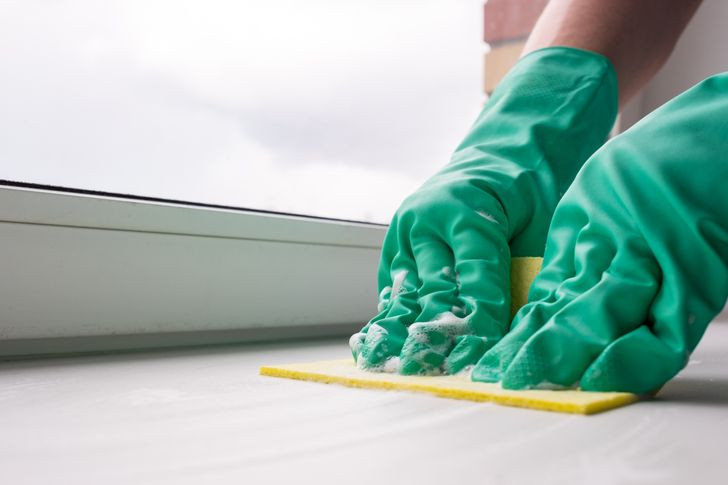 13. Vệ sinh thành cửa sổ: Hỗn hợp bao gồm bột baking soda và bột giặt, mỗi thứ 1 muỗng canh, sẽ làm sạch bệ cửa sổ khỏi tất cả các loại vết bẩn và vết ố vàng.