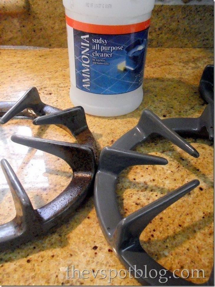 11. Làm sạch vỉ bếp: Bạn có thể làm cho tấm vỉ sáng bóng nếu ngâm chúng trong nước có pha một ít amoniac trong 7-8 giờ. Chú ý: Đừng quên đeo găng tay bảo hộ khi thực hiện.