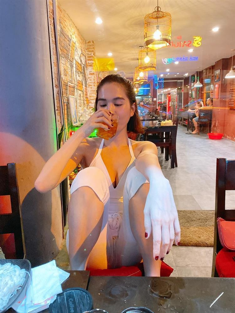 Không chỉ nhậu tại gia, Ngọc Trinh còn có sở thích đánh chén ngoài phố.