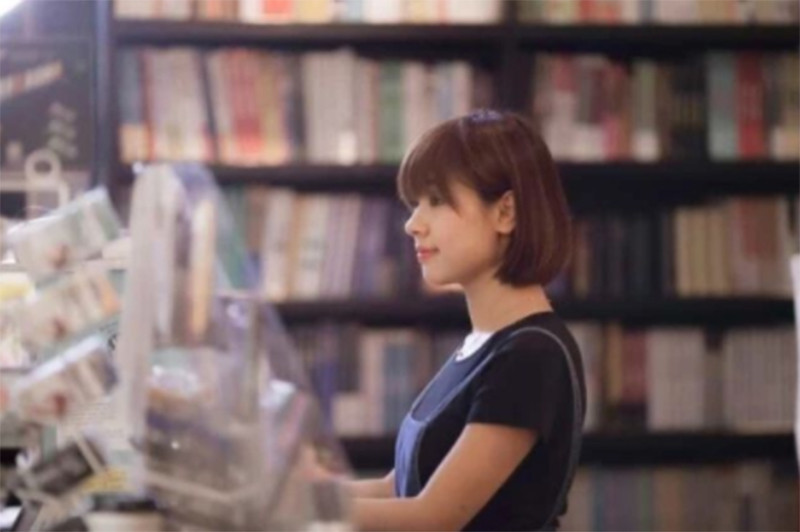 Trong lần đầu tiên nhập sách về bán, Lưu Viện Viện đã thu về 600.000 tệ (khoảng 2 tỷ đồng). Nhìn thấy nhu cầu của khách hàng và cơ hội kinh doanh tốt, cô đã kiêm thêm công việc bán sách, cho tới hiện tại.