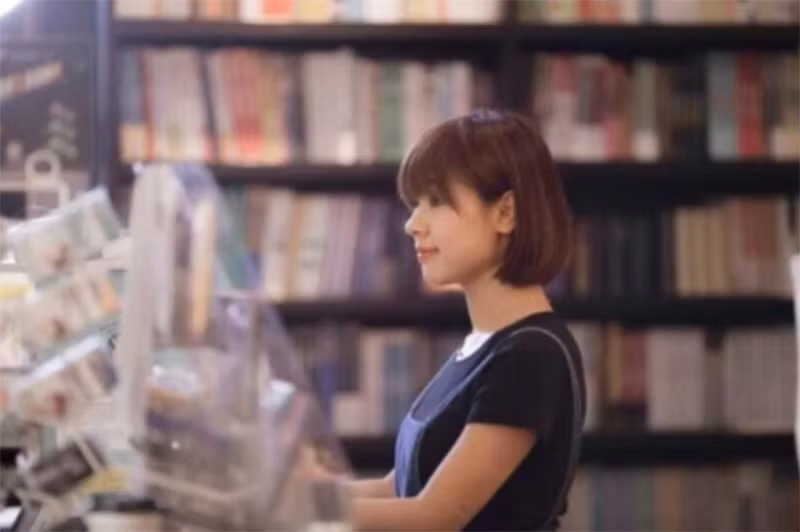 Trong lần đầu tiên nhập sách về bán, Lưu Viện Viện đã thu về 600.000 tệ (khoảng 2 tỷ đồng). Nhìn thấy nhu cầu của khách hàng và cơ hội kinh doanh tốt, cô đã kiêm thêm công việc bán sách, cho tới hiện tại.