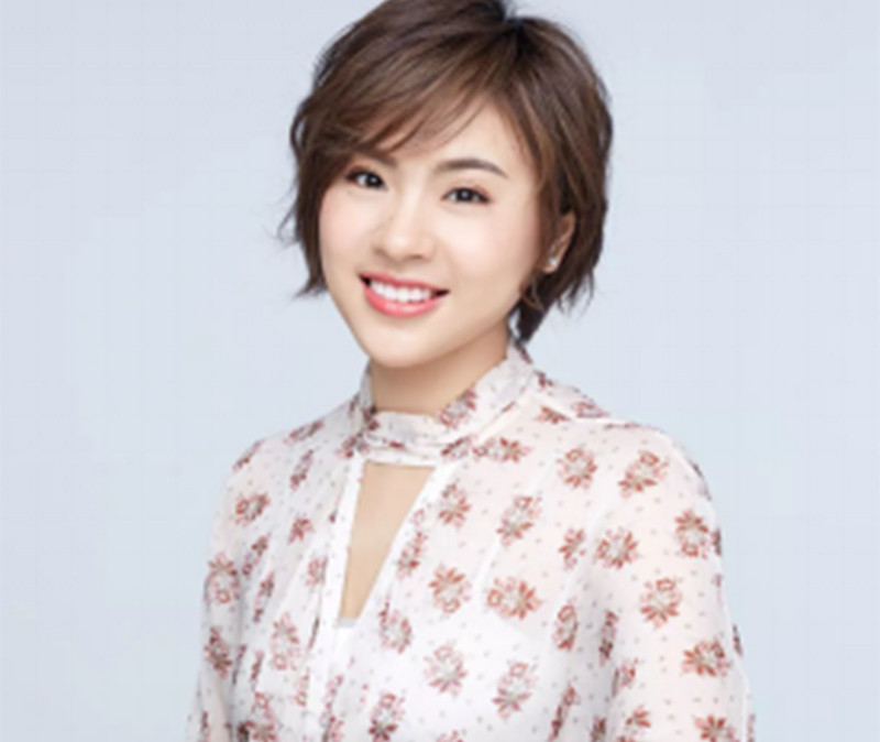 Với thành tích và học vấn của mình, Viện Viện có thể xin được một công việc tốt. Thế nhưng, cô lại quyết định khởi nghiệp nhờ một người bạn giúp đỡ với khoản vay 3 triệu NDT (gần 11 tỷ VNĐ) thành lập Công ty TNHH Truyền thông Văn hóa Viện Sáng Bắc Kinh