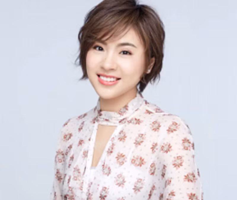 Với thành tích và học vấn của mình, Viện Viện có thể xin được một công việc tốt. Thế nhưng, cô lại quyết định khởi nghiệp nhờ một người bạn giúp đỡ với khoản vay 3 triệu NDT (gần 11 tỷ VNĐ) thành lập Công ty TNHH Truyền thông Văn hóa Viện Sáng Bắc Kinh