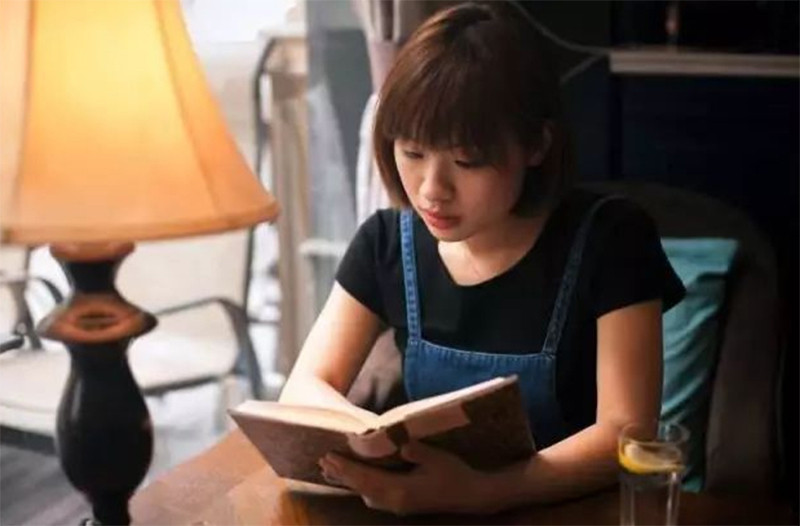 Lưu Viện Viện sinh năm 1991 trong một gia đình bình thường tại vùng nông thôn của tỉnh Hà Bắc, Trung Quốc. Bố mẹ của Viện Viện chỉ là nông dân nhưng muốn con cái học hành tử tế để thoát nghèo.