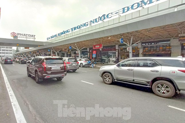 Tại khu vực đón trả khách trước cửa ga quốc nội, dòng xe ô tô liên tiếp nối đuôi nhau để đưa người vào ga về quê đón tết.