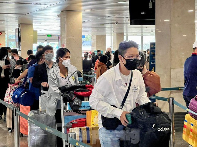 Theo đại diện Cảng vụ hàng không quốc tế Tân Sơn Nhất thì lượng khách trong ngày hôm qua (21 tháng Chạp) có hơn 600 chuyến bay và khoảng 60.000 lượt khách, con số này đã gấp đôi số chuyến bay và lượt khách trong dịp Tết Dương lịch 2022 vừa rồi.