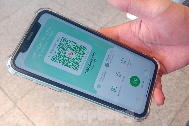 Hầu hết người dân khi đến sân bay đều chuẩn bị đầy đủ trên tay thẻ xanh covid trên ứng dụng “PC Covid” thẻ khai báo y tế,…