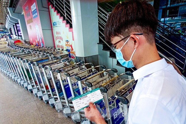 “Để có thể mua được vé máy bay về quê trong ngày hôm nay thì ngay từ tháng 11 tôi đã đặt trước vé máy bay. Thế nhưng khi nghe tin quê mình sẽ thực hiện cách ly người dân về quê tôi cũng có chút lo lắng và cũng định hủy vé không về nữa”, anh Phạm Ngọc Thắng (ngụ TP.Thủ Đức) bộc bạch.