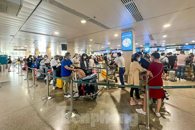 Phía bên trong khu vực chờ kiểm tra an ninh, hàng dài người tấp nập chờ đến lượt.