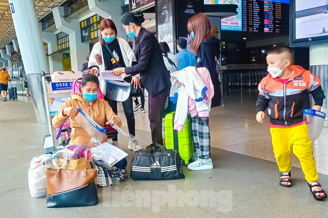 Theo nhiều người làm thủ tục check-in tại sân bay cho biết, so với các năm trước thì giá vé máy bay bao gồm cả thuế cho một chiều mà các hãng hàng không bán ra trong dịp tết Nguyên Đán năm nay có xu hướng đắt hơn.