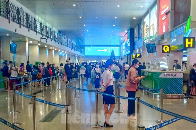 Sau khi Thủ tướng Chính phủ chỉ đạo Bộ Y tế đề nghị không cách ly người dân về quê đón Tết, nhiều người dân ở TPHCM quyết định mua vé "giờ chót". Liên tiếp trong những tuần qua, TPHCM giữ vững "vùng xanh" khiến lượng khách tăng đột biến.