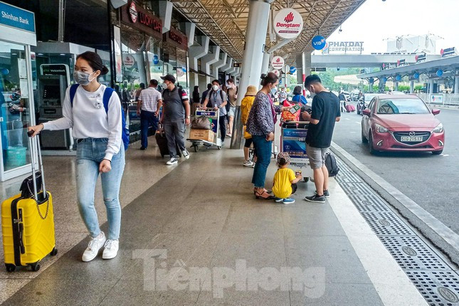 Theo một nhân viên quầy vé, những chuyến bay khung giờ buổi sáng và chiều tối, khách đi lại rất đông. Ngoài bắt buộc khai báo PC-COVID, các thủ tục còn lại cũng tương tự những năm trước.