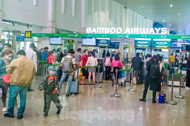 Trong ngày 24/1 (tức 22 tháng chạp), các quầy thủ tục bên trong ga quốc nội của các hãng hàng không Vietnam Airlines, VietJet, Bamboo, Vietravel Airlines, Pacific Airlines… nêm kín người.