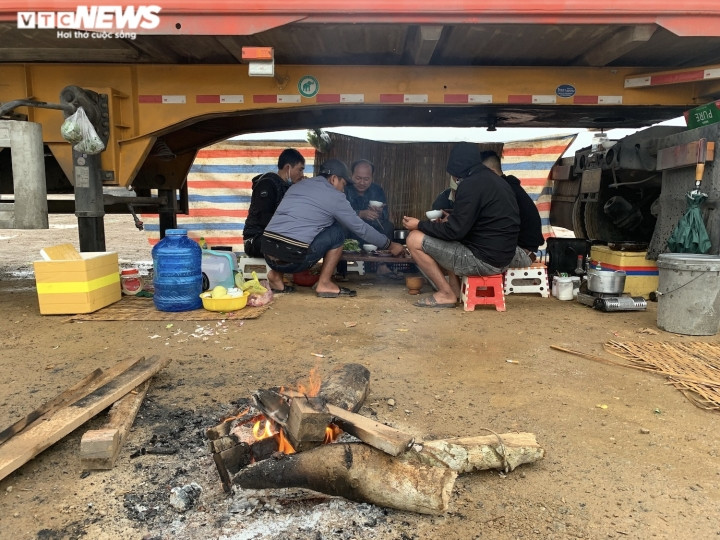 Xe hang tac tai cua khau Lang Son: Tai xe va vat, khong the ve an Tet-Hinh-4