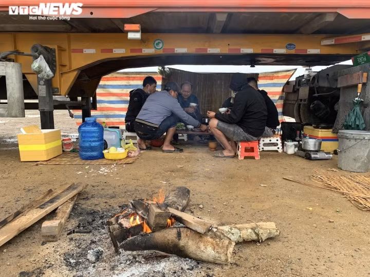 Xe hang tac tai cua khau Lang Son: Tai xe va vat, khong the ve an Tet-Hinh-4