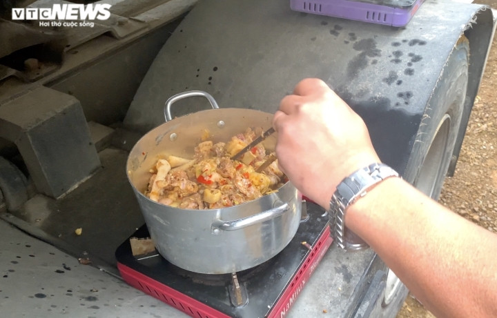 Xe hang tac tai cua khau Lang Son: Tai xe va vat, khong the ve an Tet-Hinh-15