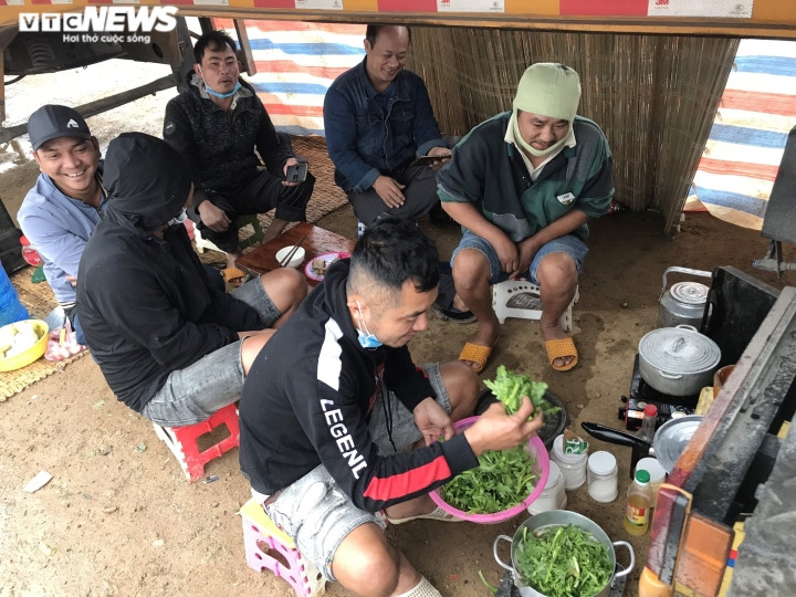 Xe hang tac tai cua khau Lang Son: Tai xe va vat, khong the ve an Tet-Hinh-5