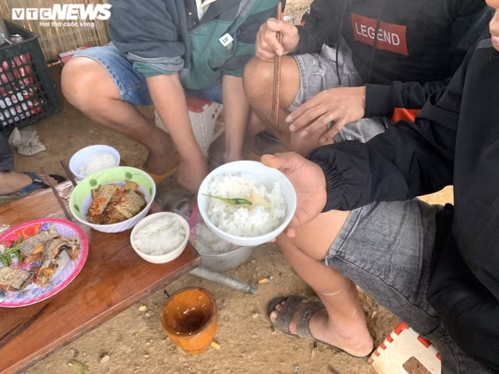 Xe hang tac tai cua khau Lang Son: Tai xe va vat, khong the ve an Tet-Hinh-12