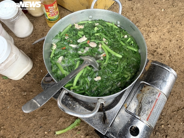 Xe hang tac tai cua khau Lang Son: Tai xe va vat, khong the ve an Tet-Hinh-14