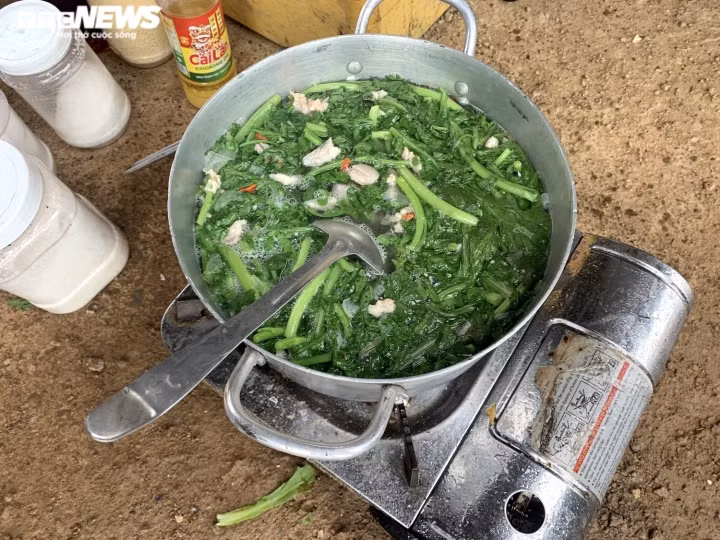 Xe hang tac tai cua khau Lang Son: Tai xe va vat, khong the ve an Tet-Hinh-14