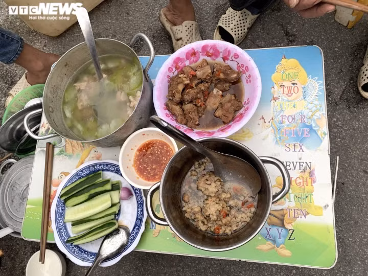 Xe hang tac tai cua khau Lang Son: Tai xe va vat, khong the ve an Tet-Hinh-9