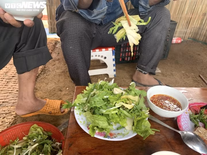 Xe hang tac tai cua khau Lang Son: Tai xe va vat, khong the ve an Tet-Hinh-13