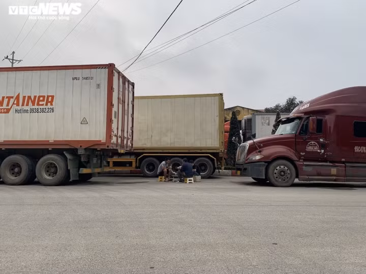 Xe hang tac tai cua khau Lang Son: Tai xe va vat, khong the ve an Tet-Hinh-8