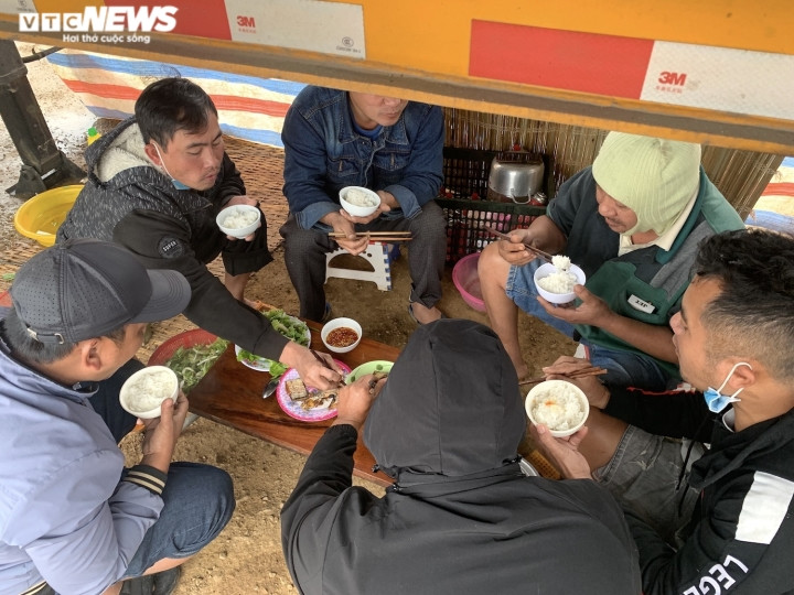 Xe hang tac tai cua khau Lang Son: Tai xe va vat, khong the ve an Tet-Hinh-11