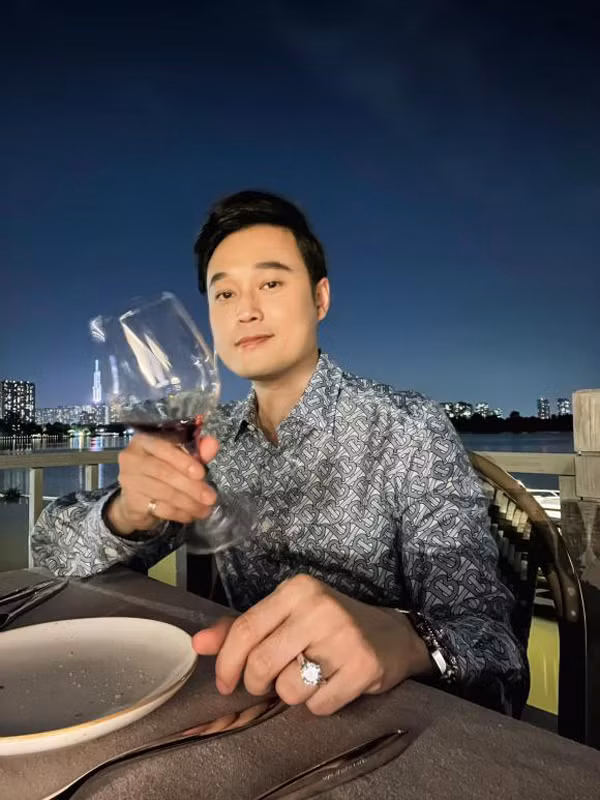 Gia the va doi thuc bi an nhat nhi showbiz cua Quang Vinh-Hinh-5