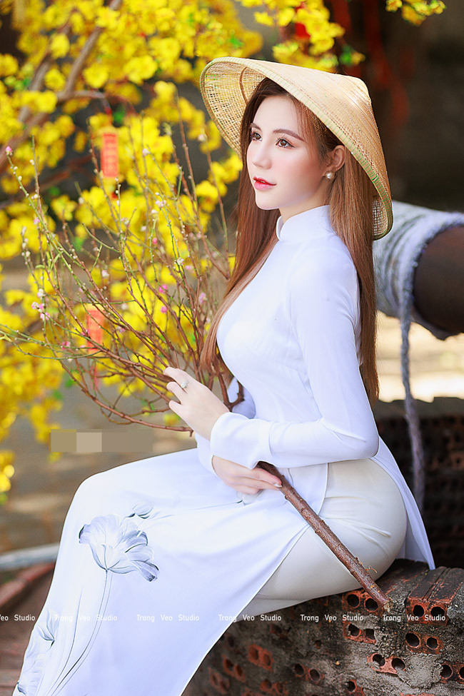 Chụp ảnh với hoa đầu đầu xuân khiến cô gái Đà Lạt cảm nhận rõ hơn không khí Tết.