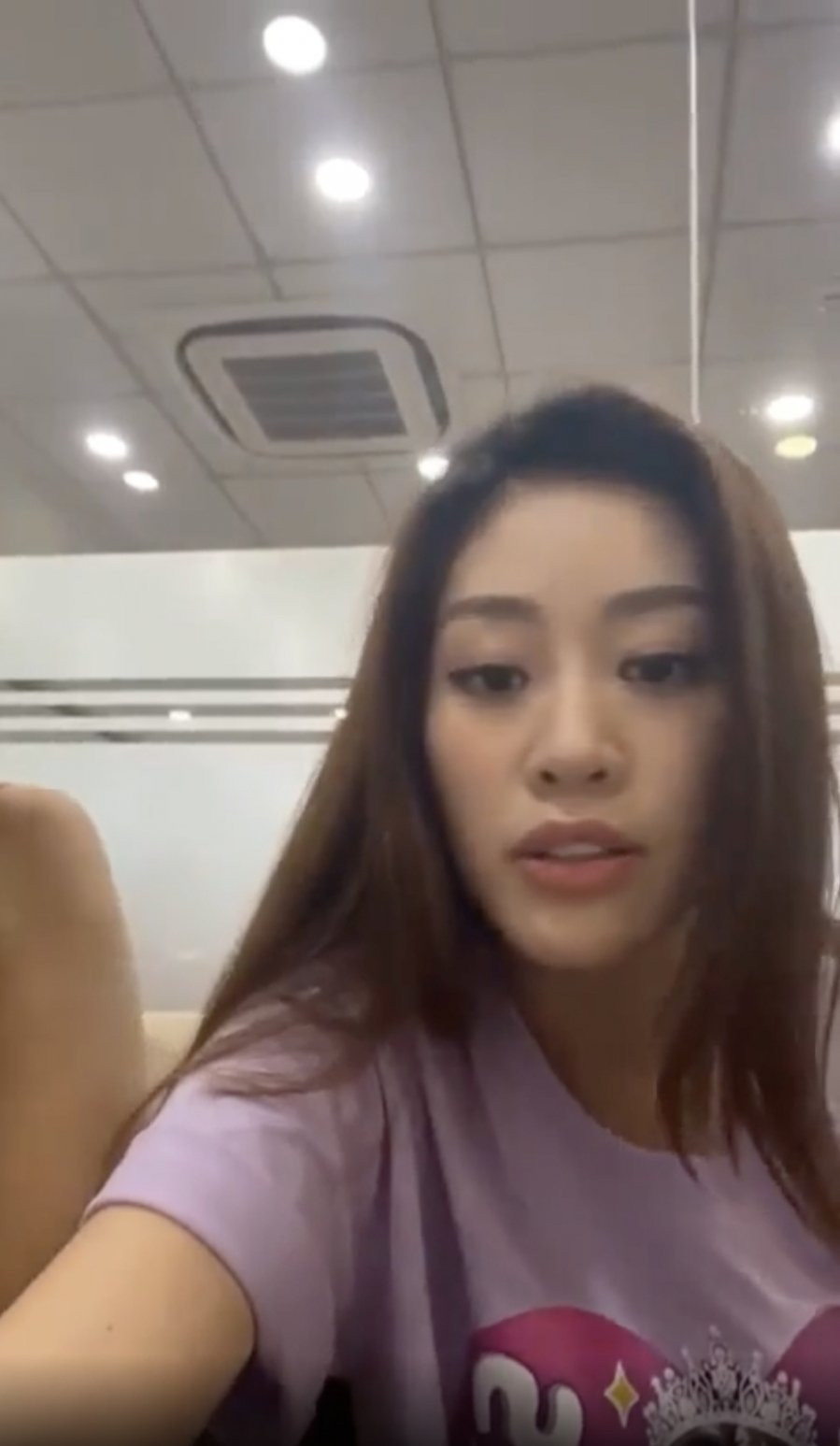 Khanh Van len tieng ve tin don cach mat nha Miss Universe Vietnam