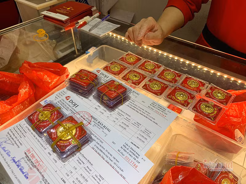 Gia vang hom nay 2/1: Tiep tuc tang manh