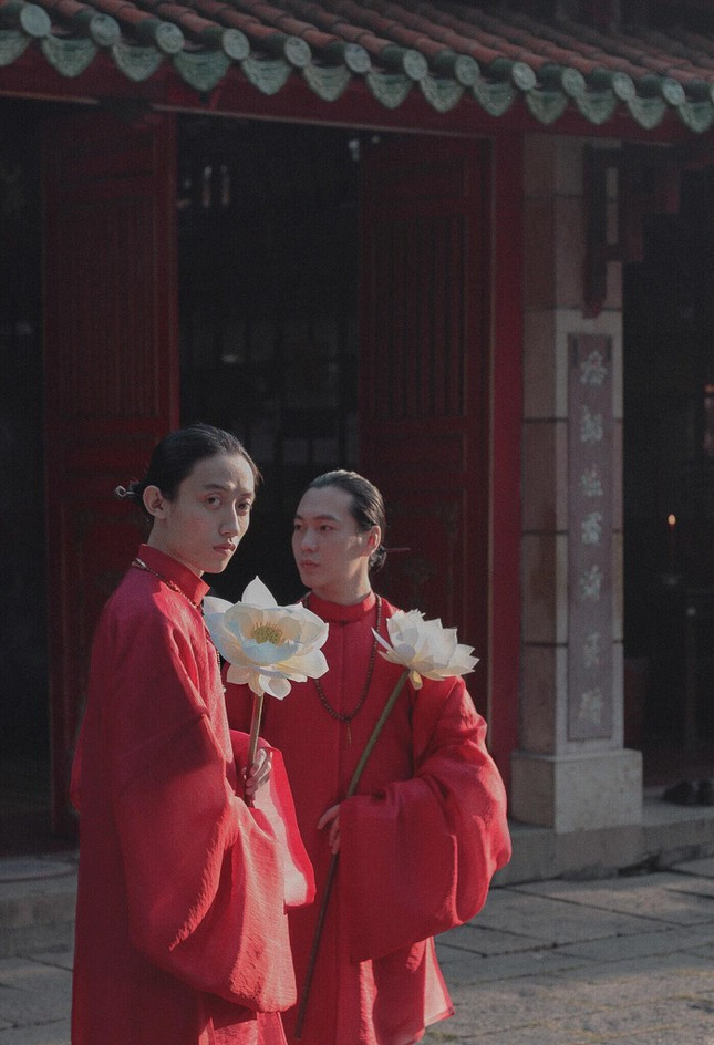 Hai chang trai hien tang toc cho benh nhan ung thu