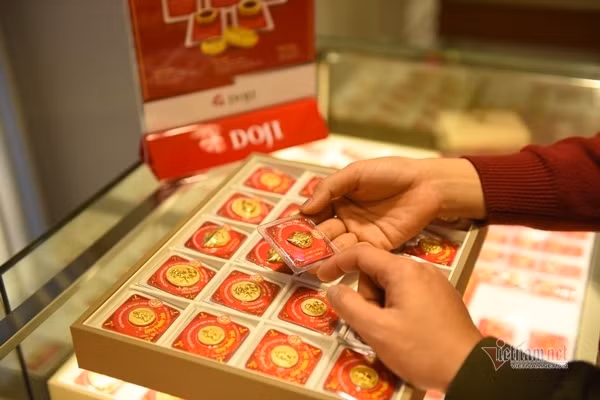 Gia vang hom nay 16/1: Lam phat den, lai suat tang, vang di len