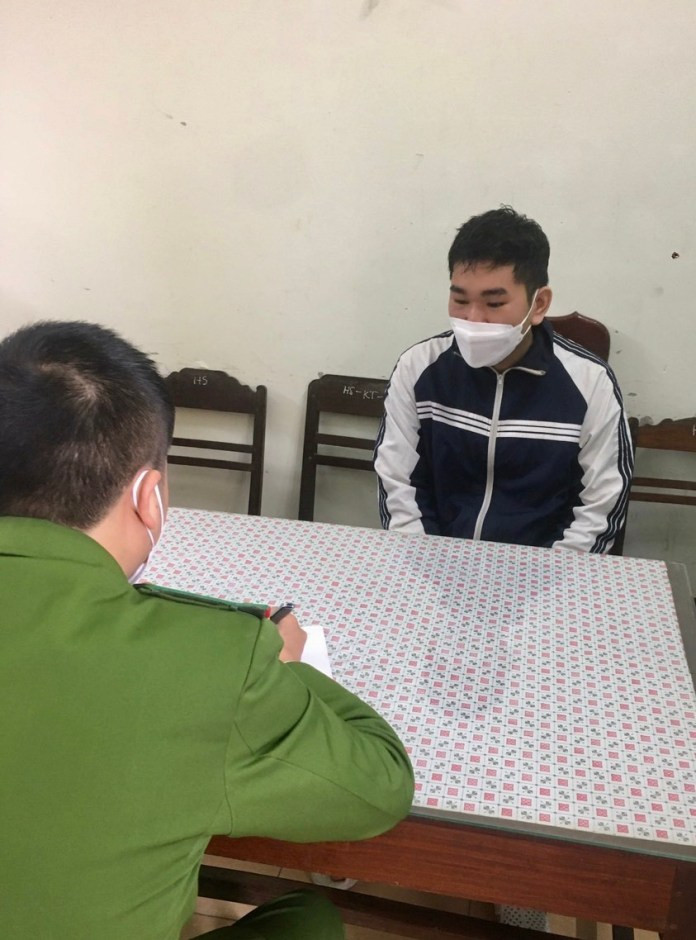 Bat hai doi tuong dung mang xa hoi lua dao so tien khung