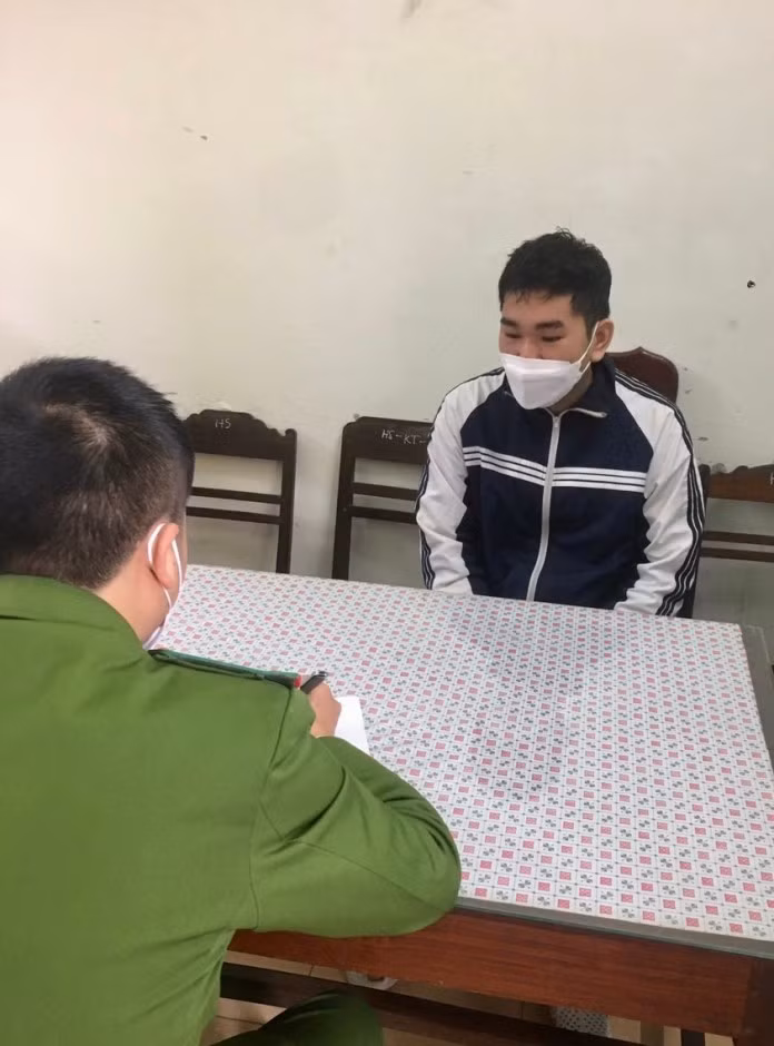 Bat hai doi tuong dung mang xa hoi lua dao so tien khung