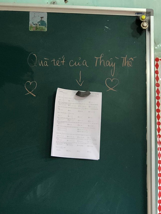 Thay giao tang qua Tet cho ca lop, khoc thet vi noi dung mon qua