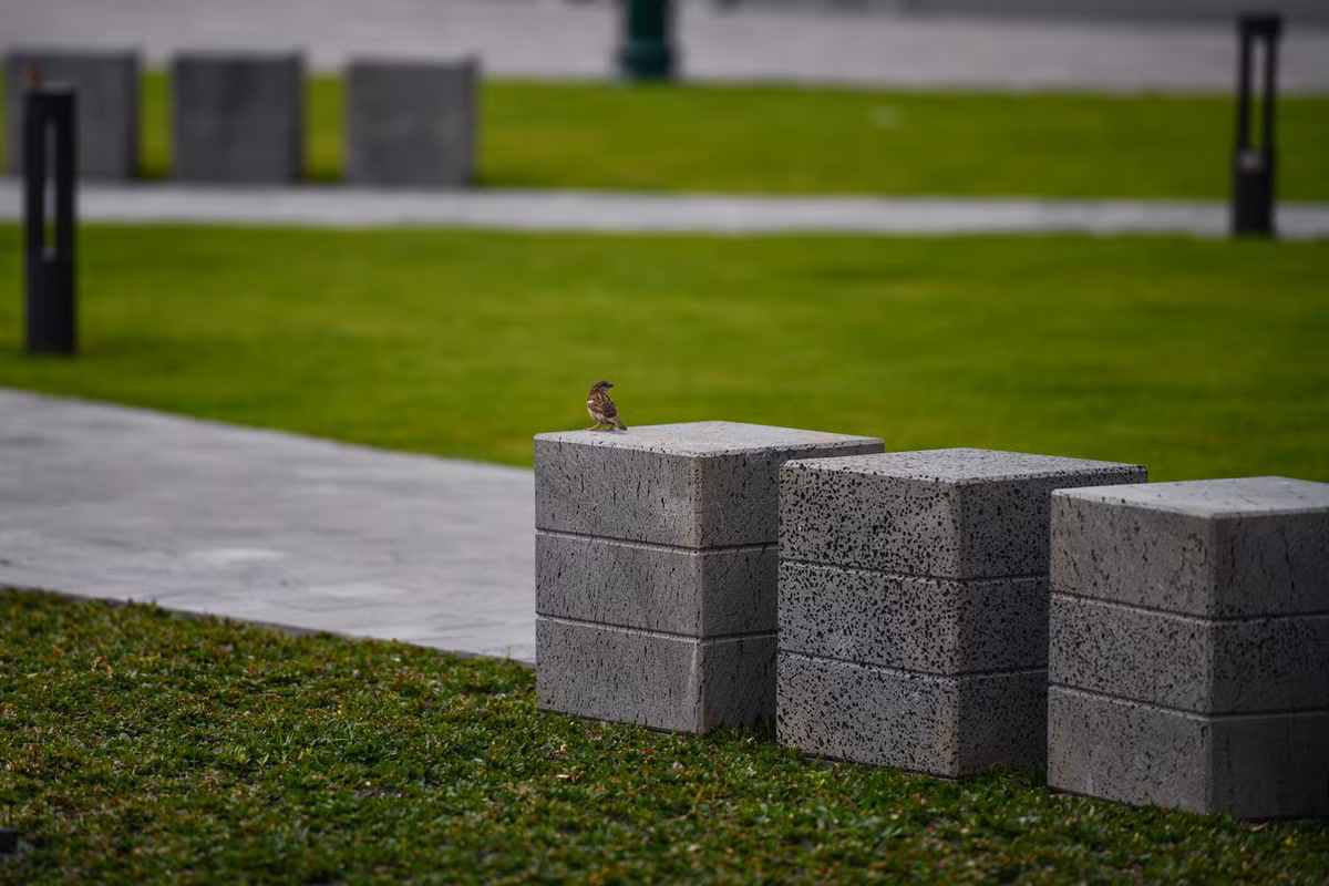 Khu vực đường đi được thi công đệm cát, lát đá bazan tự nhiên. Các bục đá được bố trí khắp công viên làm chỗ ngồi cho người dân.