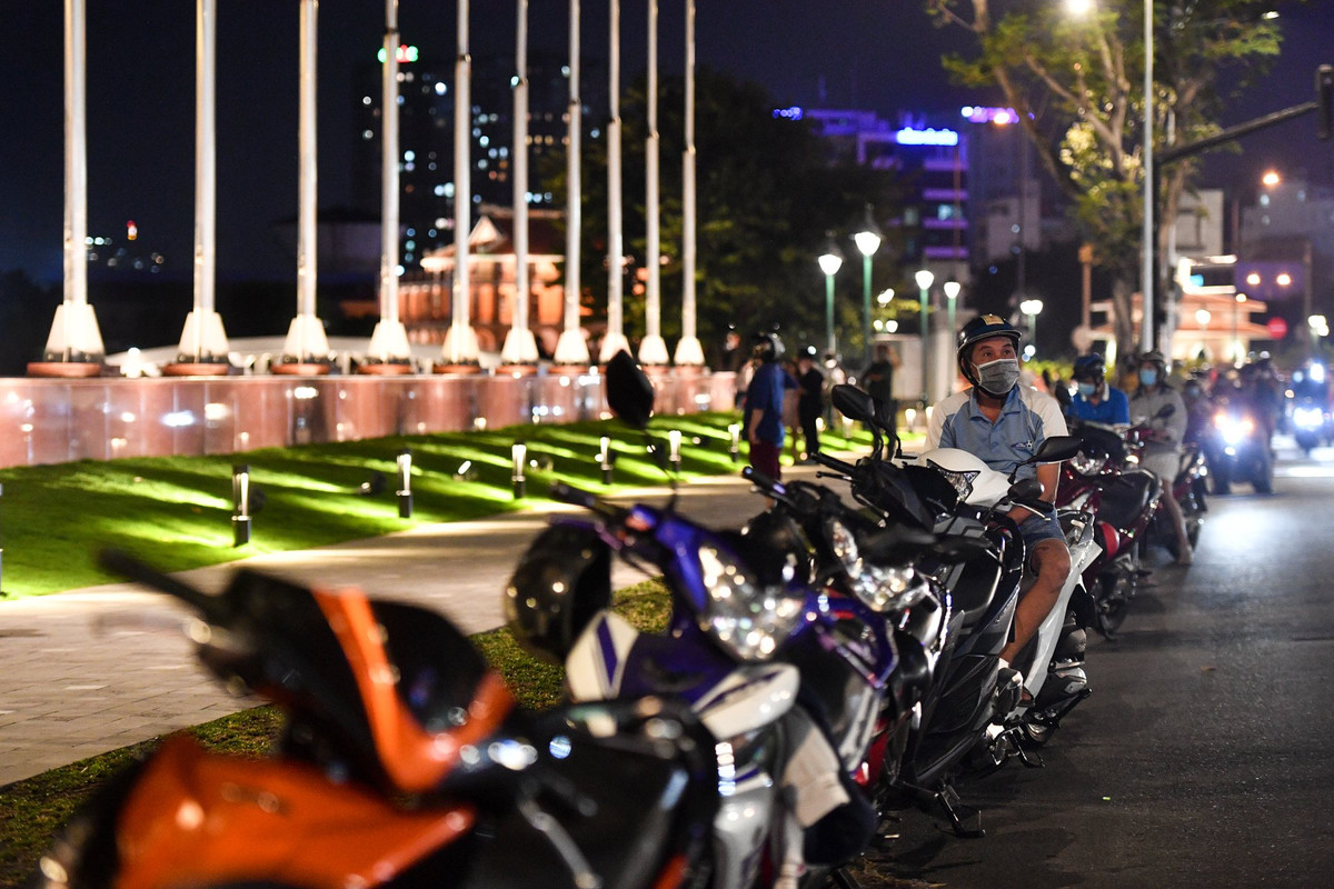 Tuy nhiên, xung quanh công viên chưa có điểm giữ xe nên người dân phải đậu xe hàng dài dưới lòng đường Tôn Đức Thắng.