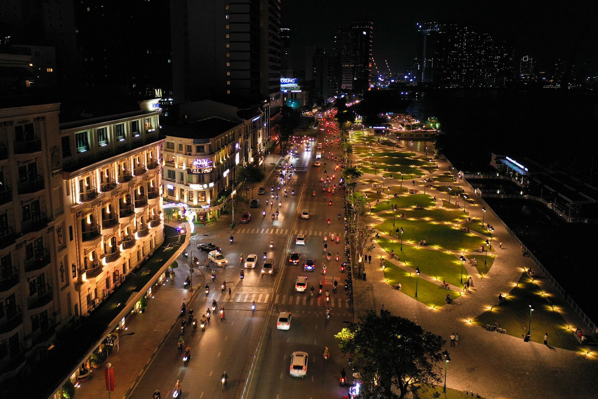 Càng về tối, khung cảnh công viên bến Bạch Đằng càng trở nên lung linh với dàn trụ đèn cao 0,6-0,8 m đặt xung quanh các thảm cỏ.