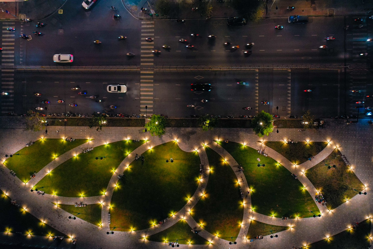 Tổng diện tích được cải tạo của công viên bến Bạch Đằng là hơn 8.000 m2 gồm hệ thống lối đi, đường dạo, sân bãi, cây xanh, hệ thống chiếu sáng, hệ thống tưới nước di động...