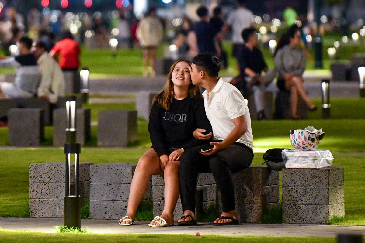 Ngọc và Quý đến hóng gió tại công viên tối 26/1. "Chúng mình thấy một số hình ảnh công viên này trên mạng khá đẹp nên rủ nhau đến đi dạo. Nơi này cũng gần đường hoa Nguyễn Huệ nên dịp Tết chúng mình sẽ thường xuyên tới đây", Quý chia sẻ.