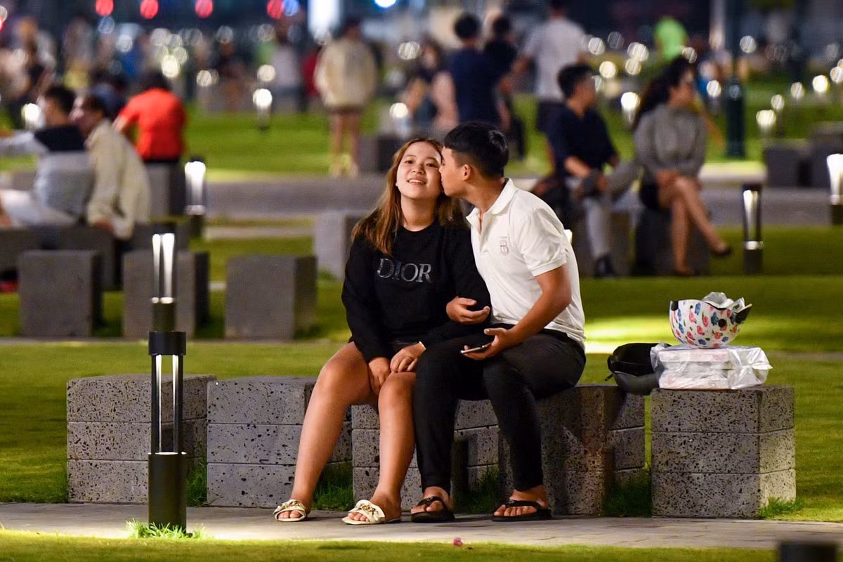 Ngọc và Quý đến hóng gió tại công viên tối 26/1. "Chúng mình thấy một số hình ảnh công viên này trên mạng khá đẹp nên rủ nhau đến đi dạo. Nơi này cũng gần đường hoa Nguyễn Huệ nên dịp Tết chúng mình sẽ thường xuyên tới đây", Quý chia sẻ.