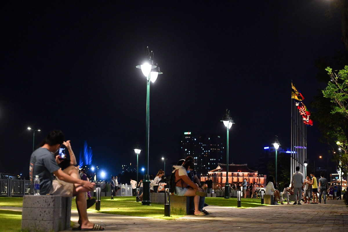 Tấp nập người dân đến hóng gió, dạo chơi lúc 20h.